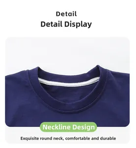 Détail du col rond renforcé avec bord-côte et bande de propreté sur t-shirt bleu marine