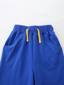 Short de sport garçon en coton bleu roi avec taille élastique et cordon jaune