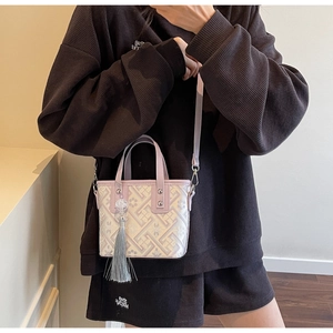 Détails du mini sac fourre-tout en jacquard géométrique avec garniture en cuir violet et gland