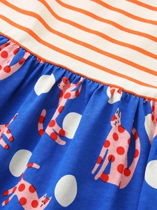 Gestreiftes Mädchenkleid mit orangefarbenen Streifen und Cartoon-Katzen-Print