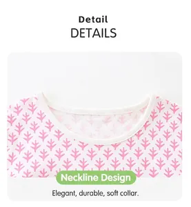 Detalle del cuello redondo de una camiseta blanca con estampado rosa y acabado suave