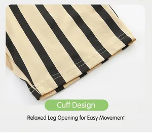 Détail du short en maille de coton à rayures verticales jaune et noir avec double couture