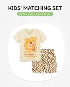 Détail d'un ensemble d'été en coton avec t-shirt jaune et short à motif de losanges