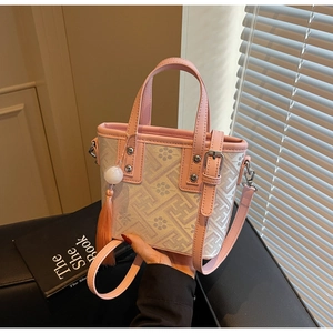 Détail du sac cabas rose à motif floral avec bandoulière réglable et gland décoratif