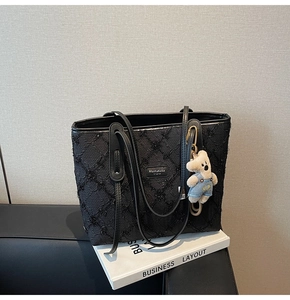 Détail d'un sac cabas matelassé avec sequins et pendentif ours en peluche mignon