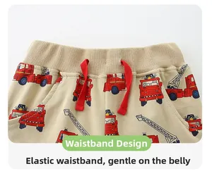 Dettaglio della vita elasticizzata a coste sui pantaloni beige bimbo con pompieri