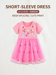Détail de la robe tutu rose avec imprimés sirène et couches de tulle léger