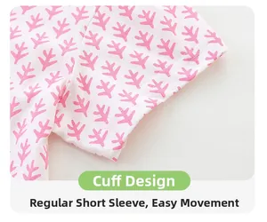 Vue détaillée du revers de manche en coton avec coutures lisses et motif imprimé rose