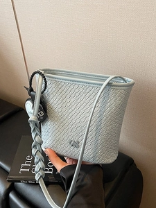 Sac Seau de Tissage pour Femmes Sac Bandoulière en Cuir PU Sangle Tressée Petit Sac à Épaule avec Charme de Cœur