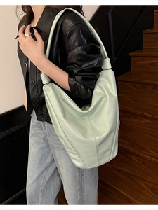 Sac hobo chic vert pistache avec fini brillant et bandoulière à plis pour femme