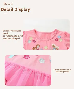 Détail de la robe rose pour fille montrant le col rond et les broderies de dessins