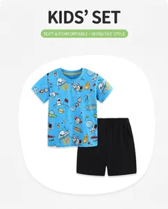 Détail ensemble d'été garçon avec t-shirt bleu à imprimé spatial et short noir
