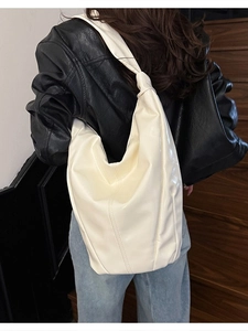 Grand sac hobo chic en cuir crème avec bandoulière nouée et surpiqûres verticales