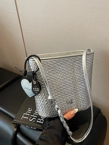 Sac seau tissé argenté tendance avec texture métallique et bandoulière réglable