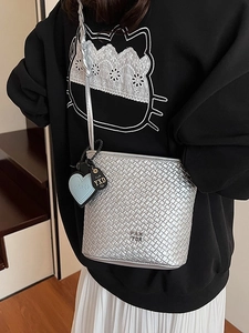 Sac seau tressé argenté avec finition métallique et logo PAN TOR sur bandoulière