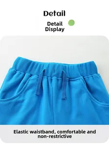 Dettaglio dei pantaloncini blu da bambino con elastico in vita e coulisse e tasche