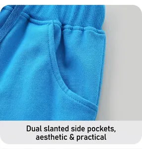 Dettaglio dei pantaloncini blu da bambino con elastico in vita a coste e coulisse