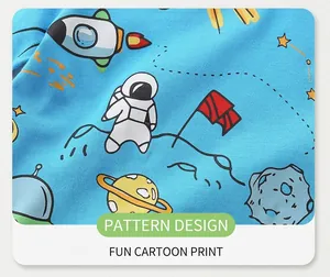 Détail du tissu bleu pour enfant avec motifs imprimés d'astronautes et de fusées