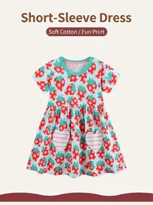 Détail de la robe en coton pour fille avec imprimé fraises et poches en cœur