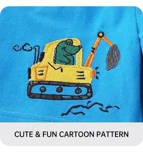 Dettaglio del ricamo a coccodrillo su pantaloncini blu in cotone per bambini, vista ravvicinata