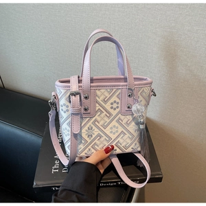 Détails de sac seau en jacquard violet avec pompon perlé et finitions argentées