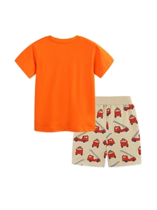 Set estivo per bambini con T-shirt arancione e pantaloncini beige con stampa camion dei vigili