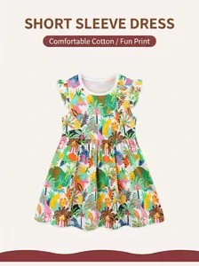 Détail de robe en coton pour fille avec imprimé tropical et manches à volants