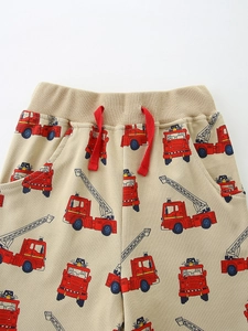 Set per bambini con pantaloncini kaki e stampe di camion dei pompieri a fumetti