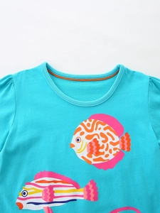 T-shirt azzurra in cotone per bambini con stampe di pesci colorati e girocollo