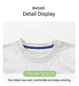 Détail de l'encolure ronde côtelée avec bande de renfort bleue sur un t-shirt gris chiné