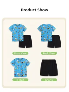 Détail d'un ensemble bleu pour garçon avec t-shirt motif espace et short noir décontracté