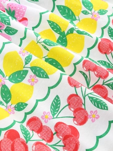 Abito estivo da bambina in cotone a maglia con vivaci stampe di limoni e fragole