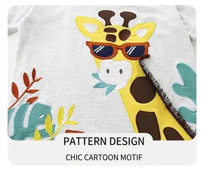 Détail de la broderie girafe sur t-shirt gris en coton avec franges 3D et lunettes