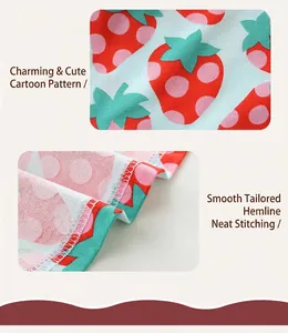 Détail de l'imprimé fraise et des coutures soignées sur une robe en coton pour fille