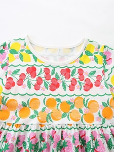 Abito estivo da bambina in cotone con stampe di frutta colorata come la ciliegia