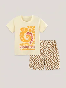 Ensemble été enfant avec t-shirt jaune caméléon et short marron à motifs géométriques