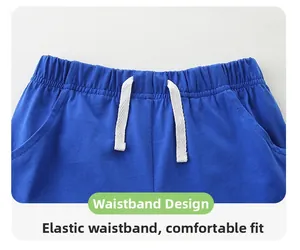 Détail du short en maille bleue avec taille élastique et cordon de serrage blanc