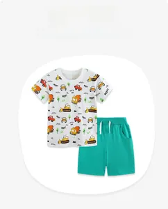 Détail du t-shirt en coton avec imprimés de camions de chantier et short de couleur verte