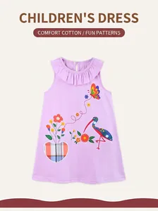 Détail du col volanté et imprimés oiseaux mignons sur robe fille violette en coton