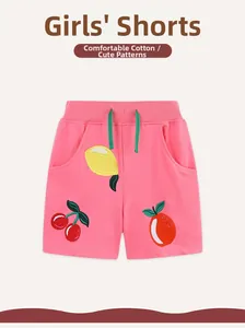 Détail du short en coton rose pour fille avec broderies de citrons et de cerises