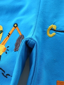 Pantaloncini blu in maglia di cotone per bambini con ricamo di escavatore e cuciture fini