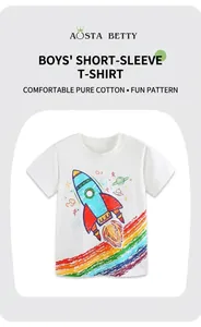 Détail de l'imprimé espace avec fusée et arc-en-ciel sur T-shirt en coton blanc