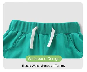 Détail du short en coton vert avec taille élastique et cordon de serrage blanc décoratif