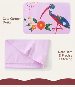 Détail de robe lilas en coton avec motif oiseau de dessin animé et double couture nette
