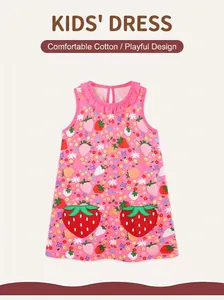 Détail des poches en forme de fraise et imprimé floral sur robe en coton rose