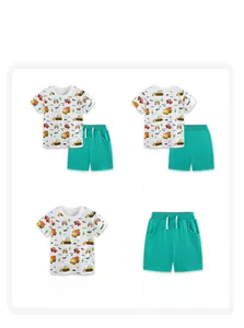 Vues détaillées de l'ensemble d'été enfant avec imprimés camions et short vert