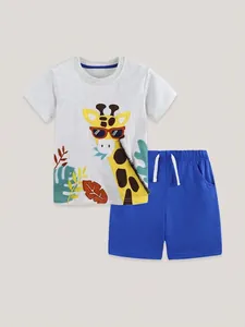 Ensemble enfant avec t-shirt gris imprimé girafe et short bleu en coton doux