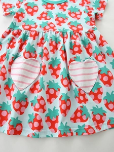 Robe fille bleu clair à manches courtes avec imprimé fraises et poches en cœur
