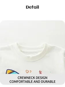 Détail du col rond côtelé en coton sur un t-shirt pour enfants avec motif espace