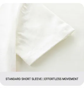 Détail du revers de manche à double couture sur un t-shirt blanc en coton pour enfants